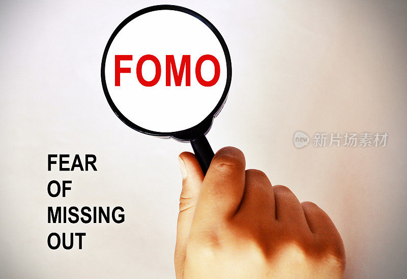放大镜显示“错失恐惧症”(Fear of Missing Out，简称FOMO)。